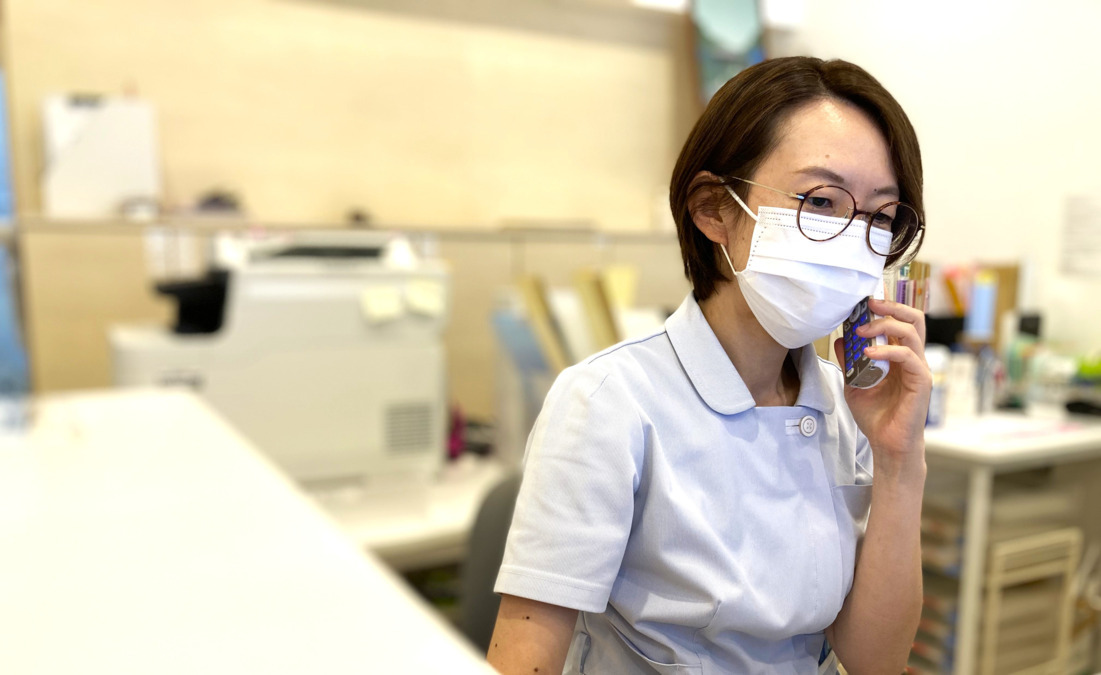 ふなはしファミリークリニック（医療事務/受付の求人）の写真4枚目：未経験の方には、電話対応などの基本的な業務から始めて、丁寧に少しずつ指導します。