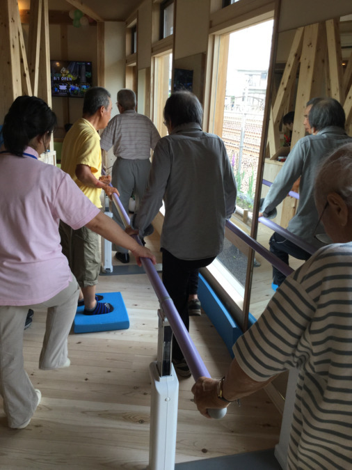 福寿想稲沢リハビリデイサービス(介護職/ヘルパーの求人)の写真2枚目:運動や体操に意欲的なご利用者様が多いです。