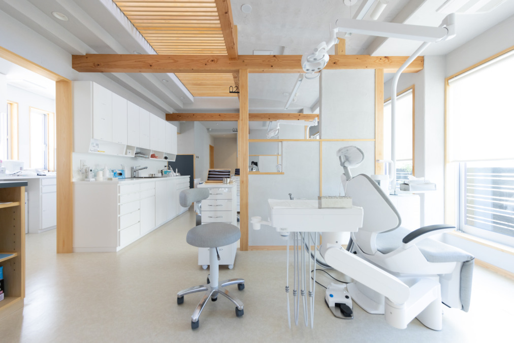 レブリ歯科クリニックの写真4枚目：院内全体が自然素材の優しい空間になっています