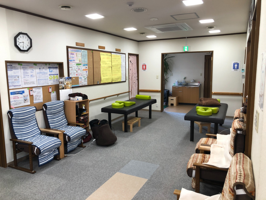 市川リハビリデイセンターゆずの樹　稲越店（あん摩マッサージ指圧師の求人）の写真3枚目：専門職による手技や運動療法、物理療法の機材を備え、体の痛みにも寄り添っています。