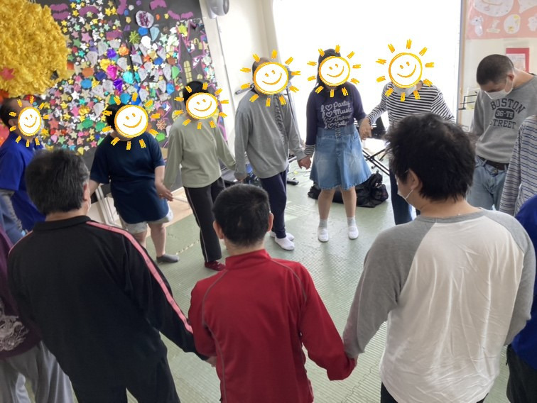 生活介護　松の庭の写真2枚目：みんなで輪になって♪