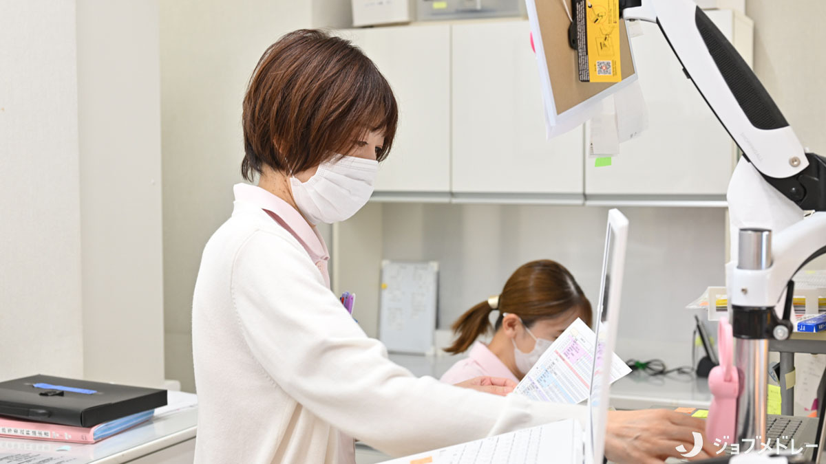 武蔵中原しくらクリニック（医療事務/受付の求人）の写真21枚目：協力しながら仕事を進めています