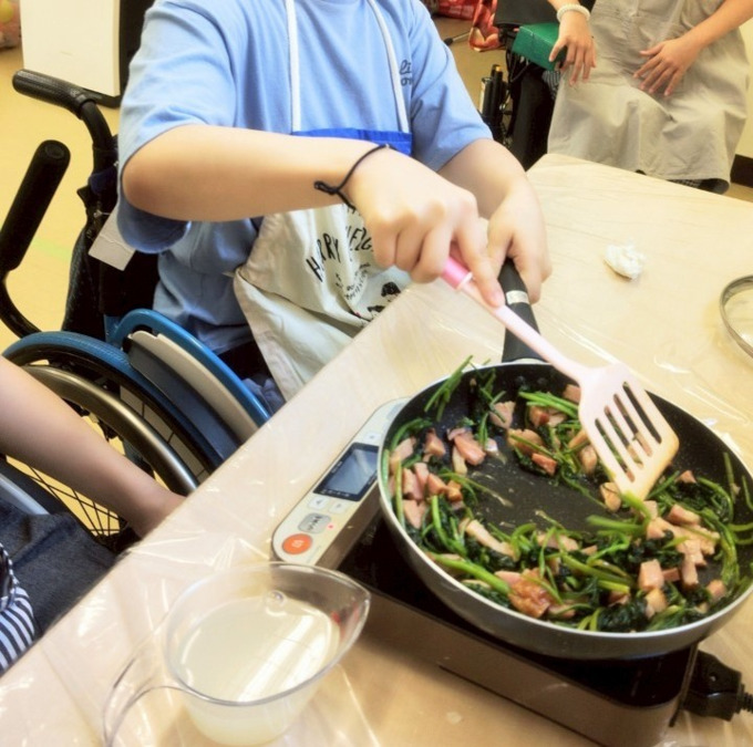 放課後等デイサービス　Cherry Blossom（児童指導員/指導員の求人）の写真7枚目：調理活動