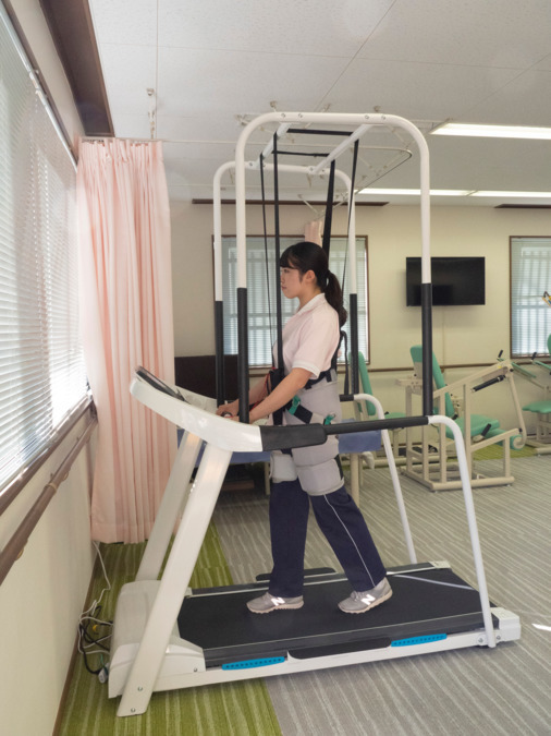 リハビリデイサービス スキップ（介護タクシー/ドライバーの求人）の写真2枚目：筋力トレーニング5機種、ウオーキングマシン、エアロバイク、平行棒等があります。