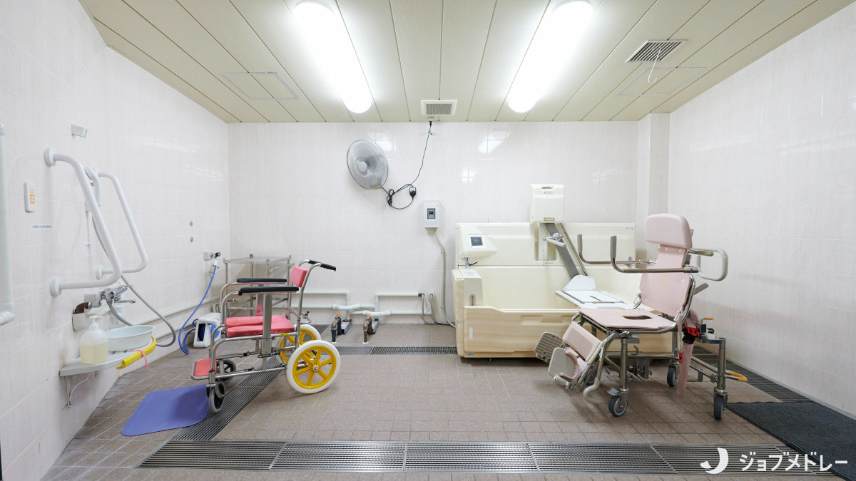 介護老人保健施設聖和苑(介護職/ヘルパーの求人)の写真12枚目:設備が充実した浴室です