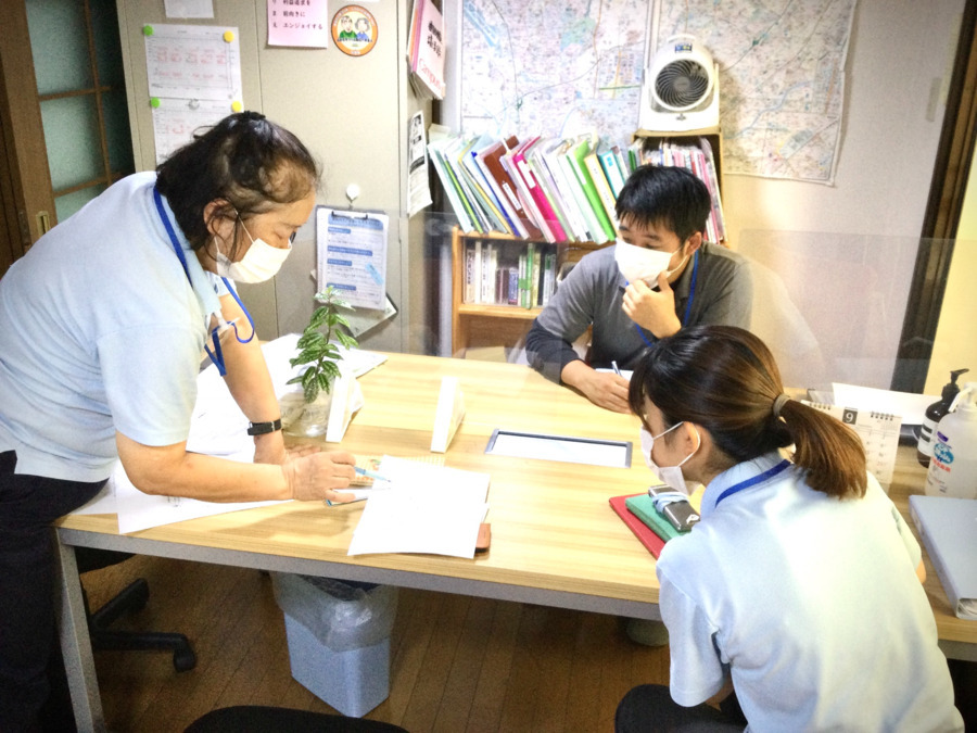 SORA訪問看護ステーション（理学療法士の求人）の写真2枚目：打ち合わせ中です