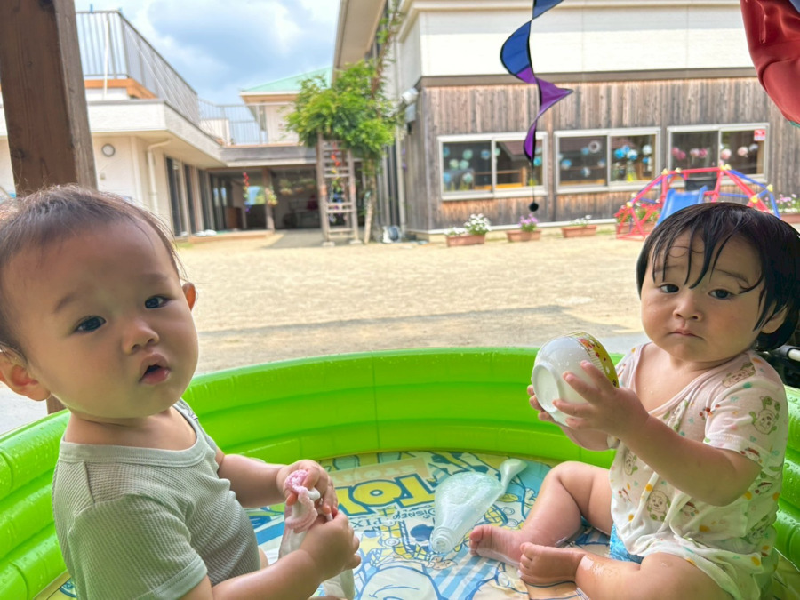 幼保連携型認定こども園　カトレヤこども園（保育士の求人）の写真4枚目：夏の様子♪（0歳児クラス）