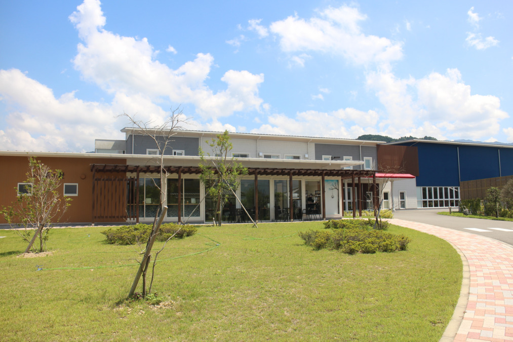 特定施設入居者生活介護養護老人ホーム 石燧園（ケアマネジャーの求人）の写真1枚目：西条市小松町に立地する養護老人ホームです。大きな敷地内には特養や就労カフェも♪