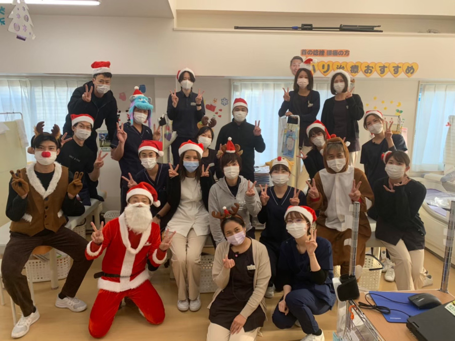 いしがみ整形外科クリニック（理学療法士の求人）の写真4枚目：リハ室での一枚！この日はクリスマスだったので仮装してリハビリしました