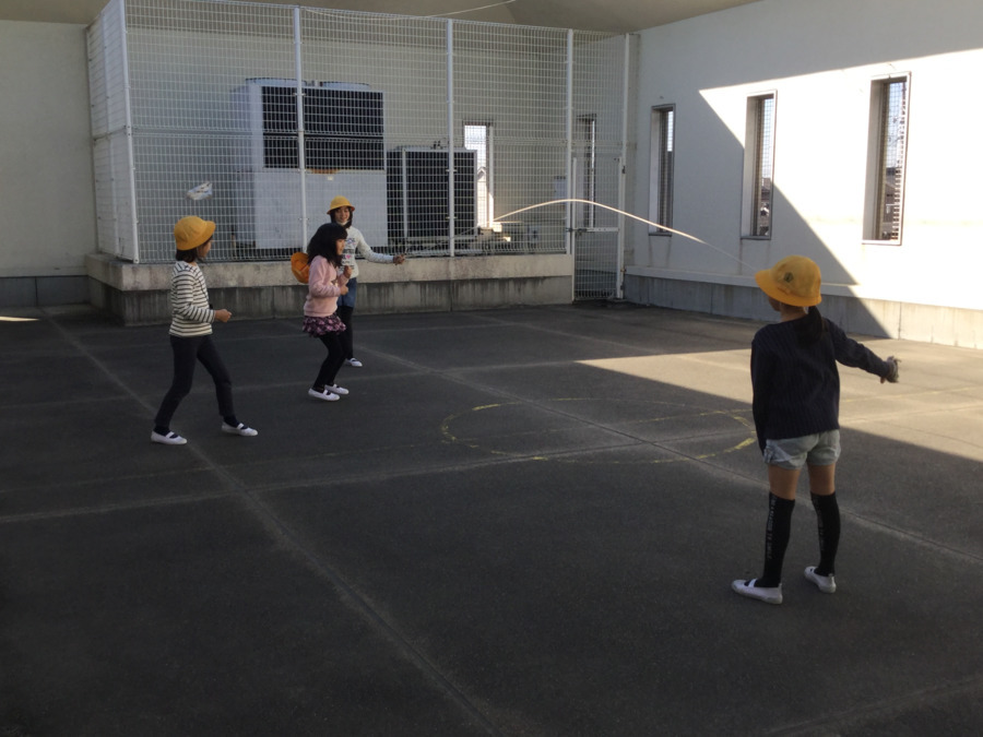 吉浜児童クラブ(児童指導員/指導員の求人)の写真3枚目:仲間との遊びを通して生きる力を育むことを大切にしています。