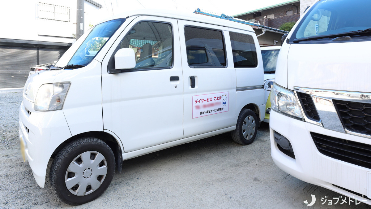 デイサービス こより(生活支援員の求人)の写真18枚目:キャラバン・ハイゼット・乗用車など様々な車輌があります。
