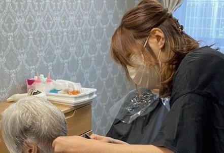 株式会社EE21東京事業所（美容師の求人）の写真6枚目：襟元もキレイに！！見えない部分まで丁寧に施術させていただきます☆
