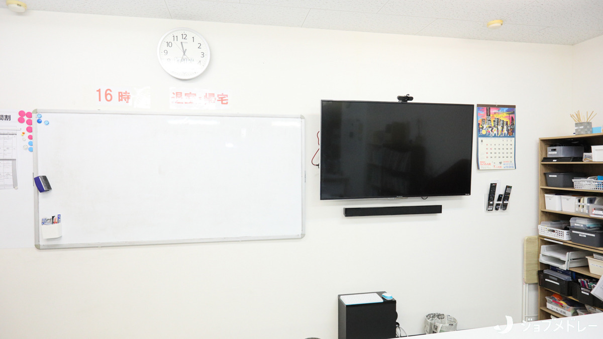 就労移行支援/自立訓練事業所　ワーク＆ライフ藤崎（生活支援員の求人）の写真15枚目：ホワイトボードやモニターが並びます