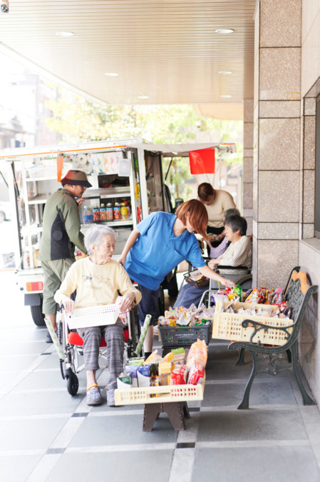 特別養護老人ホーム 寿幸苑（看護師/准看護師の求人）の写真2枚目：移動スーパーがやってきます、入居者さんと職員さんも一緒になってお買い物します