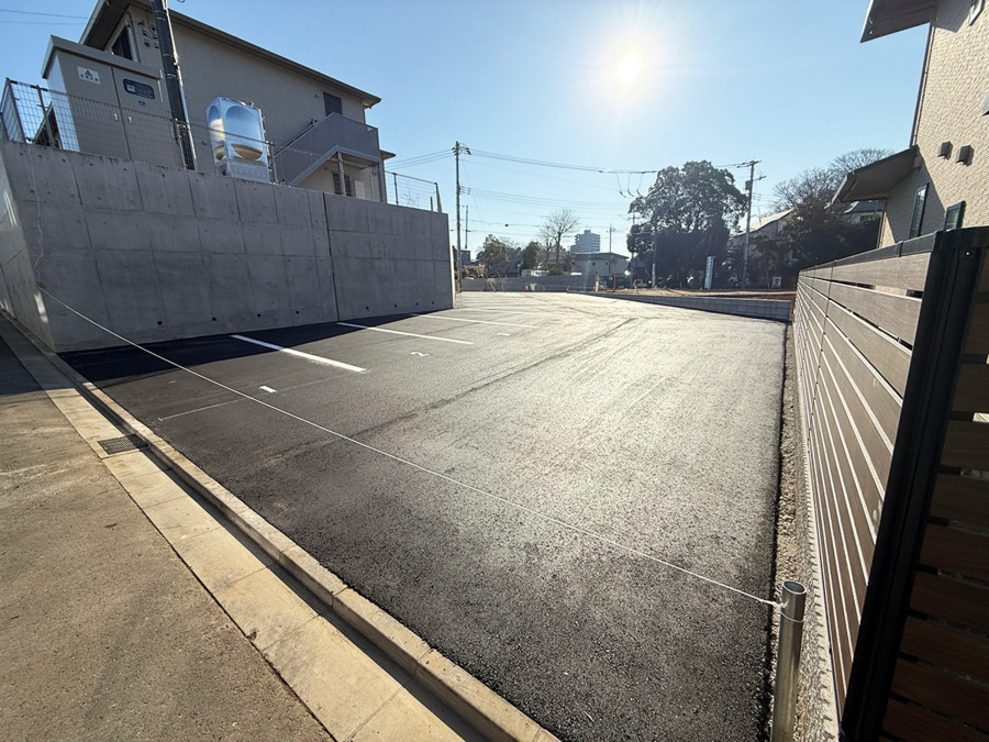 ユタリト船橋【2025年02月01日オープン】（介護職/ヘルパーの求人）の写真30枚目：スタッフ用の駐車場が施設に隣接してございます。