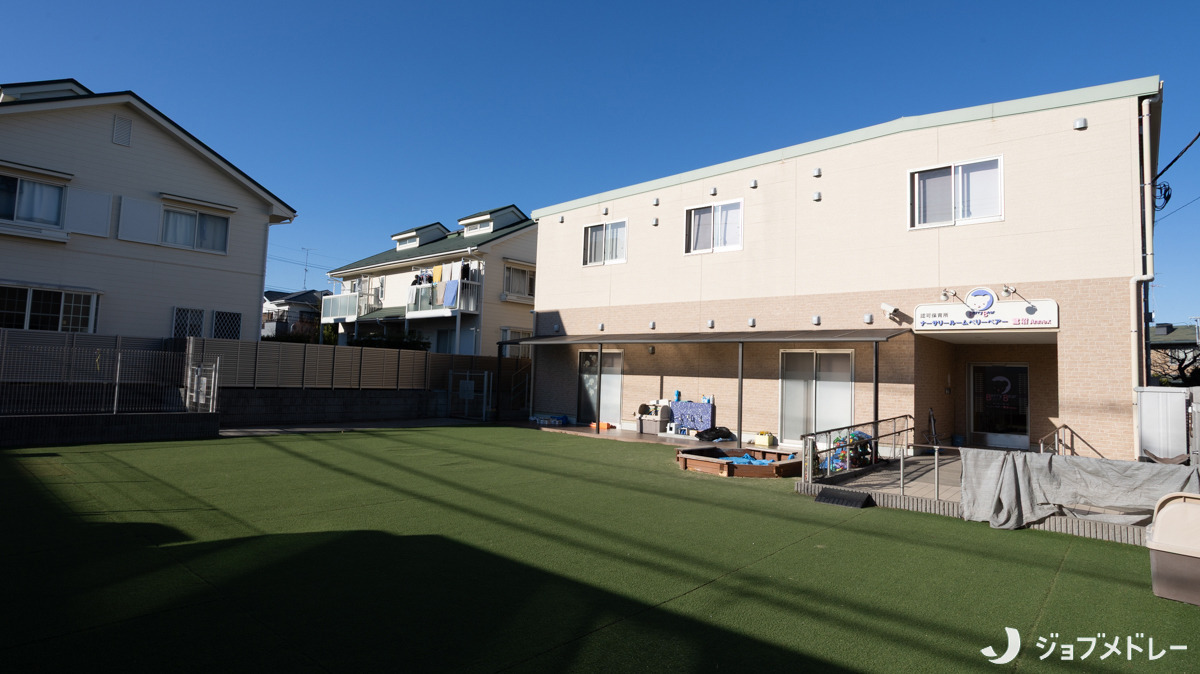 ナーサリールームベリーベアー鷺沼Annexの写真13枚目:広々とした園庭では、子ども達が元気いっぱい走り回って遊んでいます