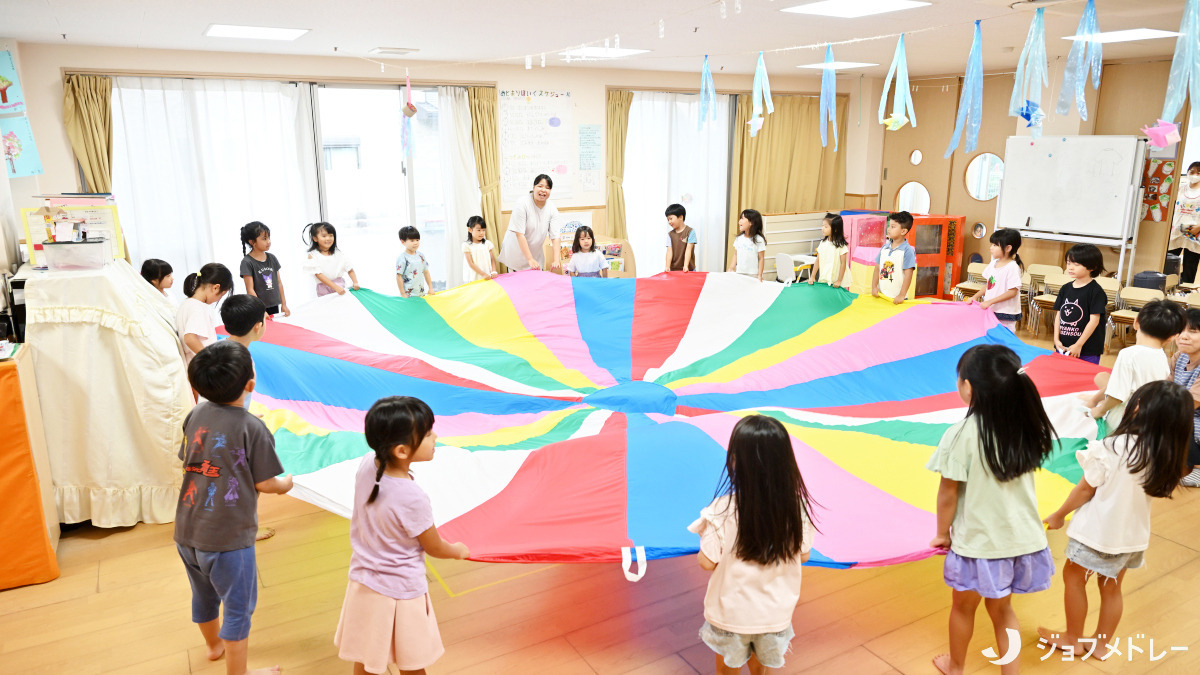 ふちしらコスモ保育園（保育士の求人）の写真5枚目：運動会で行うパラバルーンの練習をしています！！