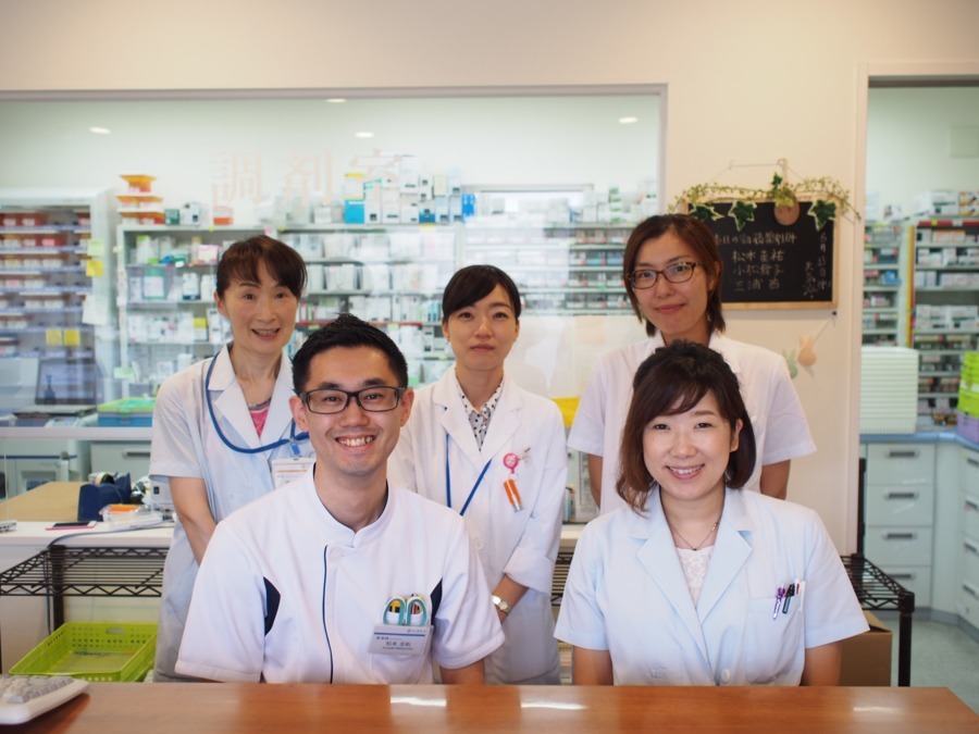 リブラ薬局　あざみの店（薬剤師の求人）の写真4枚目：あざみ野店で働くスタッフです☆
