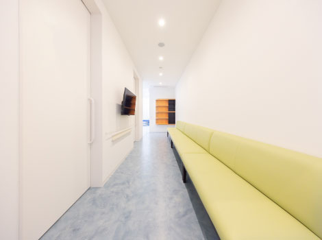 けんおう皮フ科クリニック【2025年07月03日オープン】(看護師/准看護師の求人)の写真3枚目:車椅子やベビーカーでも安心のバリアフリー設計です