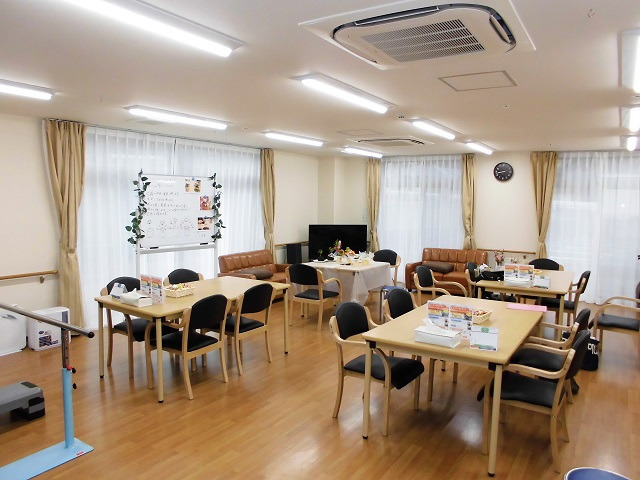 ヒューマンライフケア山科の宿の写真2枚目：山科の宿フロア。いつも利用者様の笑顔があふれています