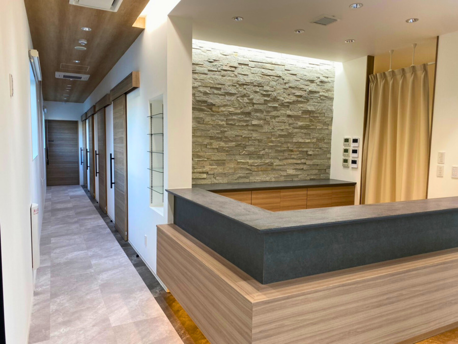 沼津せせらぎ歯科クリニック【2026年01月20日オープン予定】（歯科衛生士の求人）の写真8枚目：受付・診療室（4～7）入口です。一番奥が特別診療室になっています☆