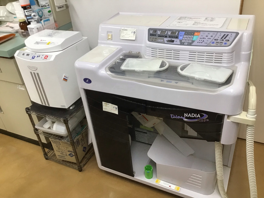 こやま薬局・長船店（調剤事務の求人）の写真6枚目：調剤機器と監査機器①