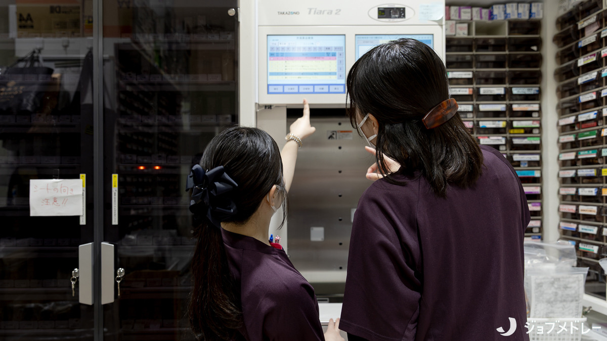 龍生堂薬局アイランドタワー店の写真11枚目：スタッフ同士が協力し合う職場です◎