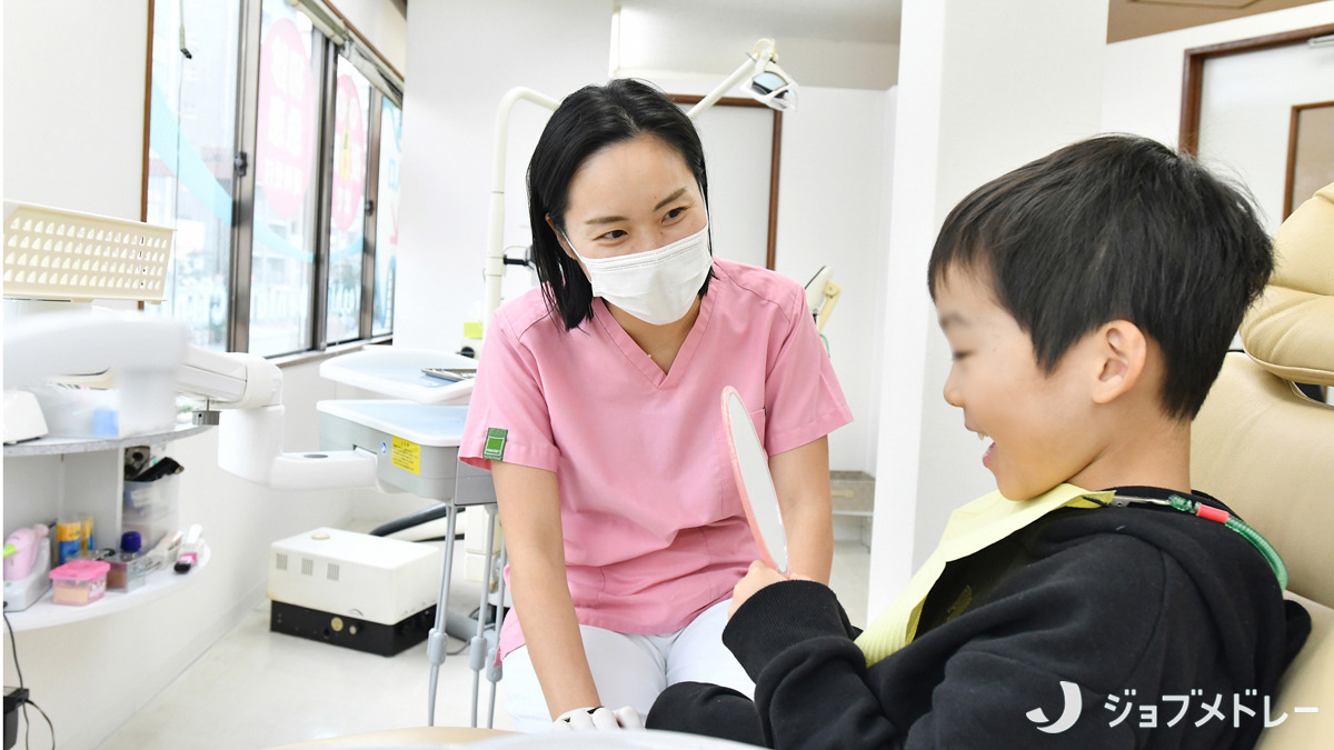 吉野歯科医院（歯科助手の求人）の写真9枚目：スタッフ一丸となって日々の業務に取り組んでおります。