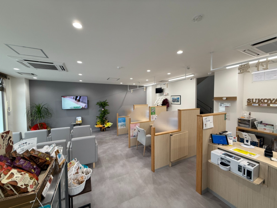 すこやか薬局登川北店【2024年10月オープン】の写真2枚目：清潔感のある店内
