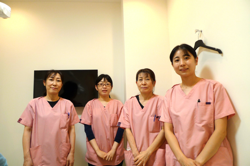 高橋歯科医院（歯科助手の求人）の写真9枚目：20代から60代まで幅広い世代
みんな真面目で仲良くお仕事に取り組んでいます