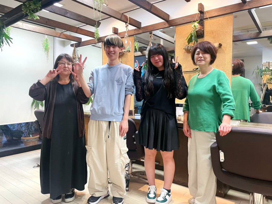 髪切処一美容室（美容師の求人）の写真2枚目：スタッフ仲の良さが自慢です♪