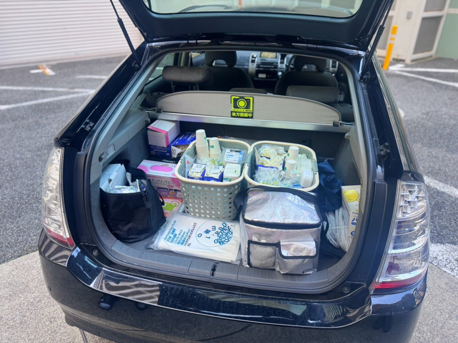 なんばエッセ歯科・小児歯科クリニック（歯科衛生士の求人）の写真5枚目：専用車に清潔に管理した機材を乗せて固定の訪問先に向かいます。