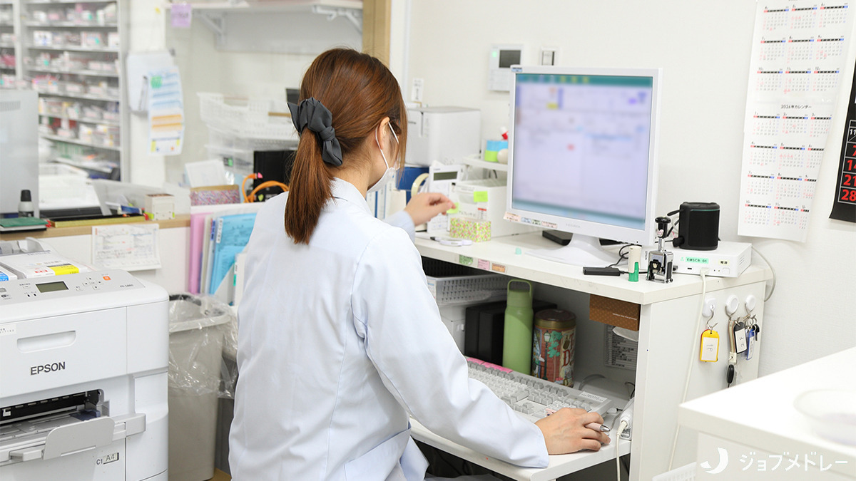 ブレイブ薬局川口原町店（調剤事務の求人）の写真7枚目：スムーズにお薬をお渡しできるよう円滑な事務処理を行っています