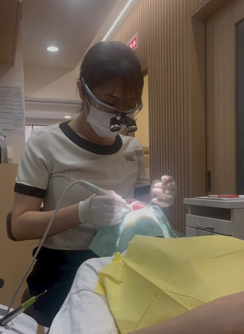 延藤歯科クリニック（歯科衛生士の求人）の写真6枚目：拡大鏡使用しSRPの技術も精度もあがります