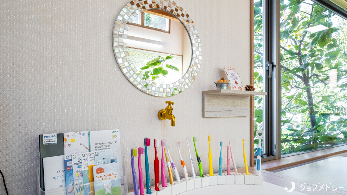 ほりば歯科（歯科医師の求人）の写真11枚目：院内のディスプレイです