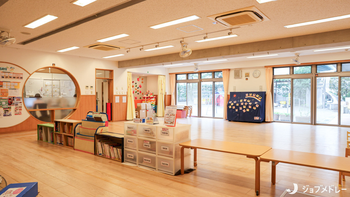 玉川保育園(保育士の求人)の写真6枚目:可愛い丸窓が特徴的な内装です