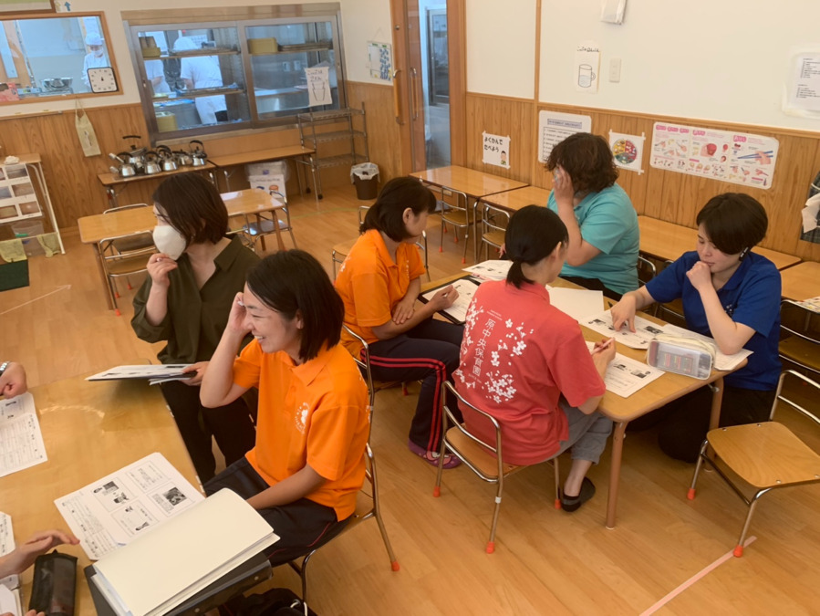 原中央保育園（保育士の求人）の写真4枚目：互いの保育観を伝え，行動の意図や背景を交流することを大切にしています。