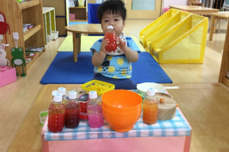 ファミリー子育てステーション箱崎（保育補助の求人）の写真4枚目：今日はたくさんのジュースでおなかいっぱいかな？！