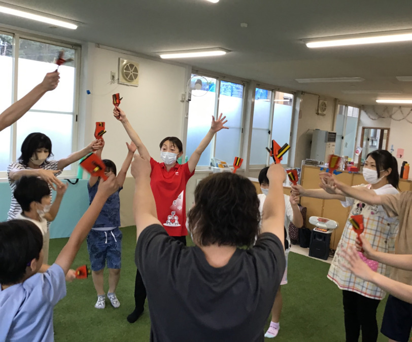 通所支援ベルテール富士吉田園の写真4枚目：皆で、リトミック