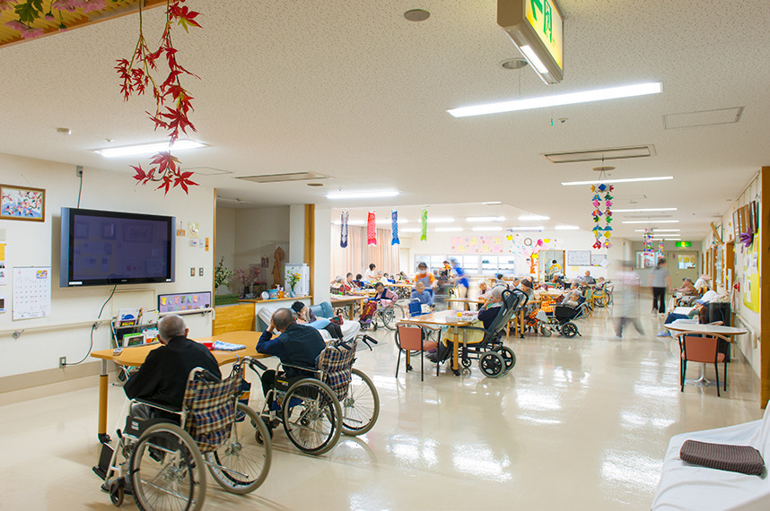 特別養護老人ホーム永福荘（介護職/ヘルパーの求人）の写真4枚目：ホール全景