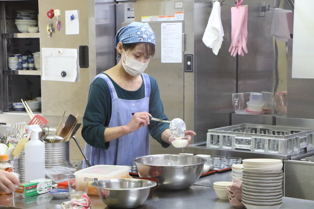 住宅型有料老人ホーム きらくの郷みたけ（調理師/調理スタッフの求人）の写真5枚目：専門の調理員がおりますので、夜勤者は朝食・夕食の配膳だけお願いします。