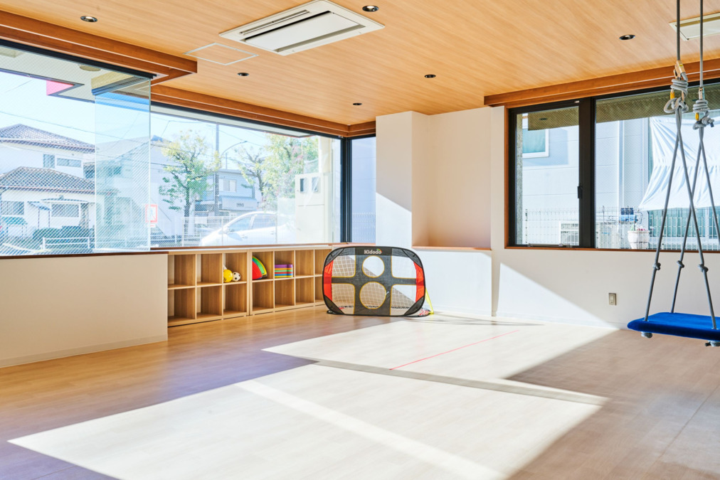 unico八王子（児童指導員/指導員の求人）の写真4枚目：広々とした支援室。元気いっぱい体を動かします。