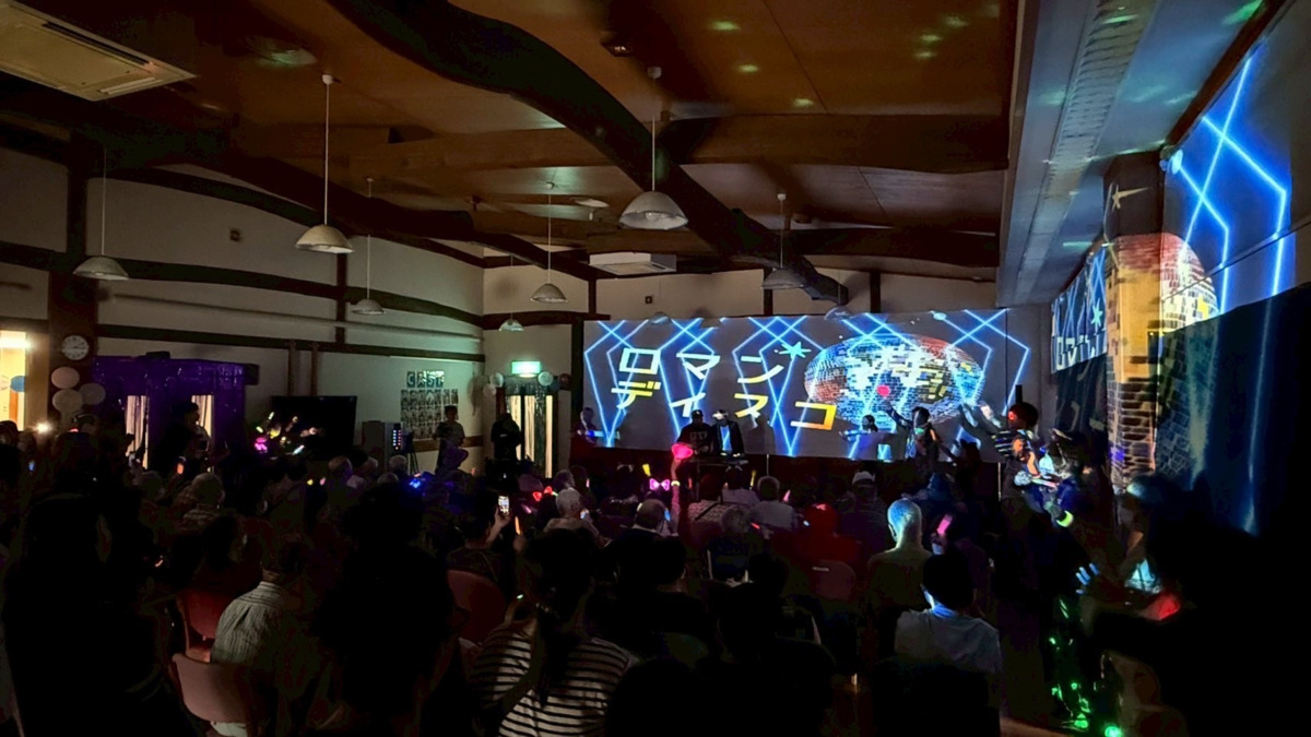 デイサービス水のさんち（介護職/ヘルパーの求人）の写真2枚目：プロの方達による、映像、照明、DJ、皆さん身体が動いて大盛り上がり。