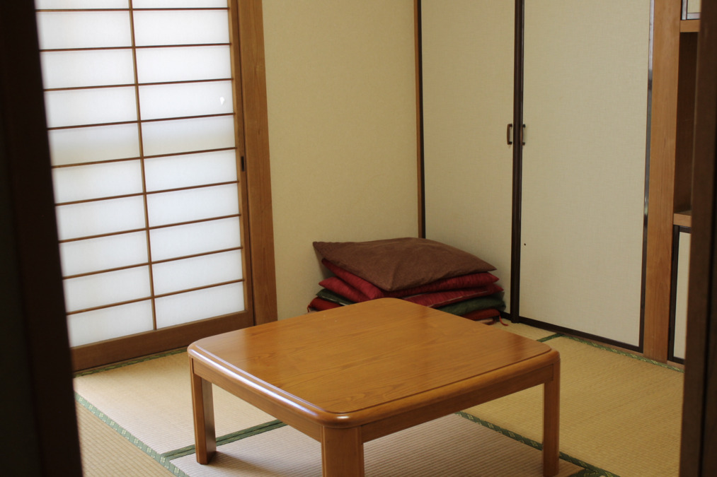 放課後等デイサービス プラット（児童指導員/指導員の求人）の写真5枚目：室内は和室で、趣のある古民家を拠点としています