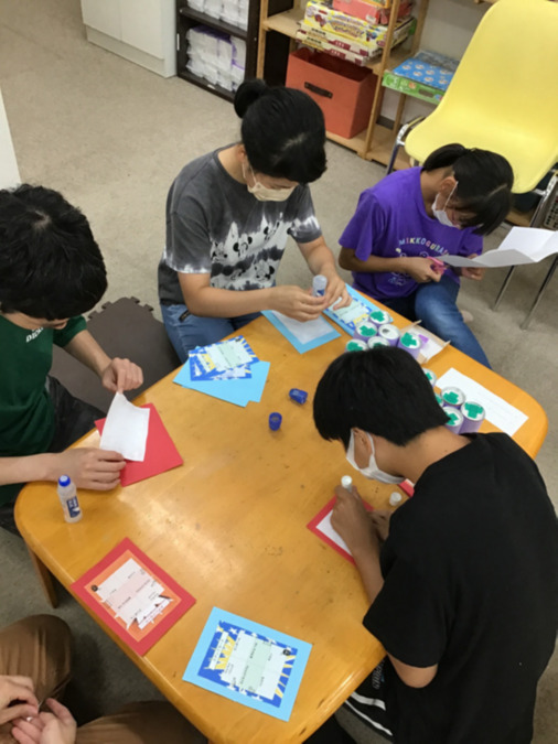 通所支援ベルテール八王子南大沢園の写真6枚目：お祭りの飾りつけ作成中