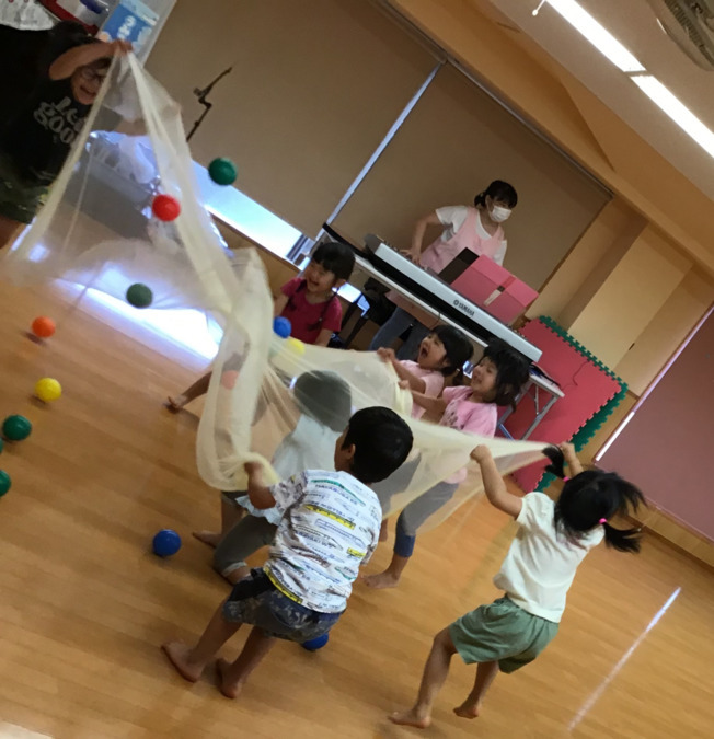 子どもの家保育園（管理栄養士/栄養士の求人）の写真3枚目：リトミック。リズムに合わせて皆で楽しく体を動かします。