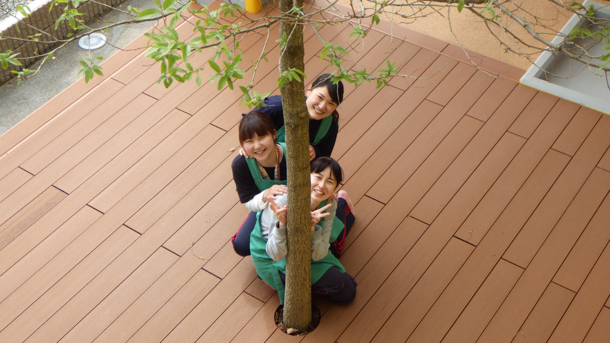 キンダーガーデンえびな(保育士の求人)の写真2枚目:チームワークばっちりの職員!和気あいあいの職場です♪