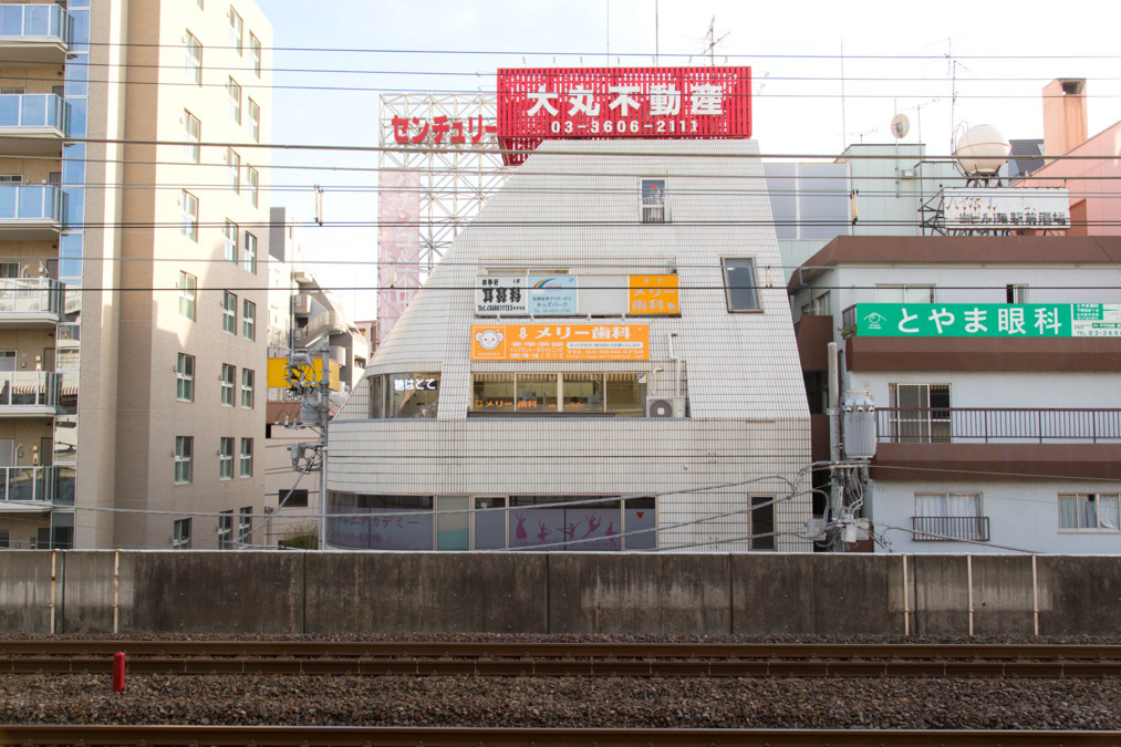 メリー歯科の写真5枚目：駅のホームから見える大きな窓の病院です。