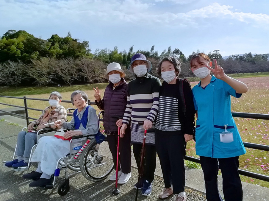 介護付き有料老人ホームカルム太宰府（介護職/ヘルパーの求人）の写真3枚目：太宰府の花スポット、秋の水城跡へコスモス畑見学