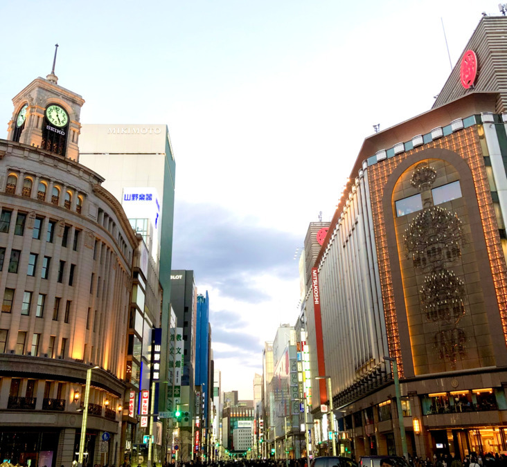 整体院ピーク銀座 （柔道整復師の求人）の写真7枚目：銀座駅から徒歩すぐの立地にあり、お買い物にも便利です